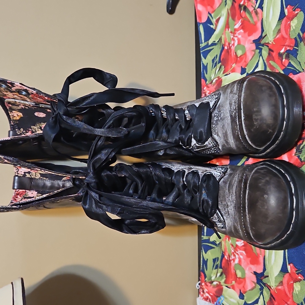 Dr. Martens 1914 Triumph Rare Floral Lace-Up Boots - Picture 6 of 14